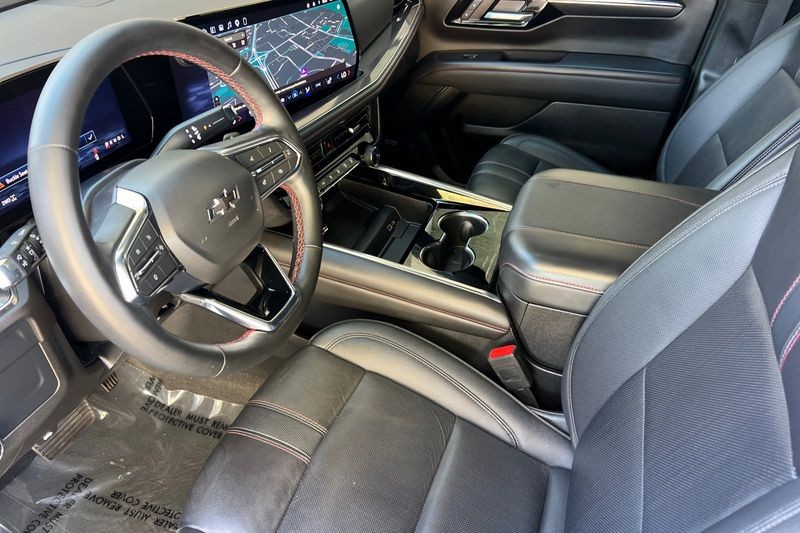 Chevrolet Suburban Vehicle Full-screen Gallery Image 10