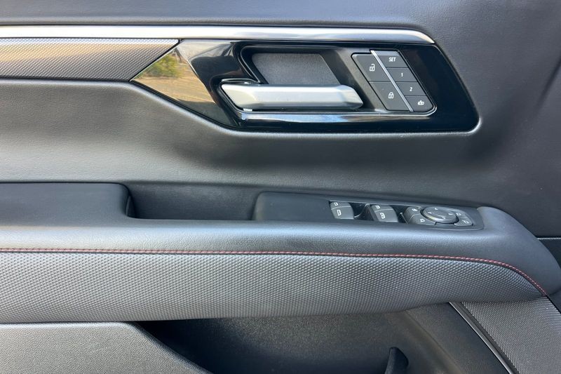 Chevrolet Suburban Vehicle Full-screen Gallery Image 11