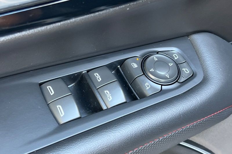 Chevrolet Suburban Vehicle Full-screen Gallery Image 12