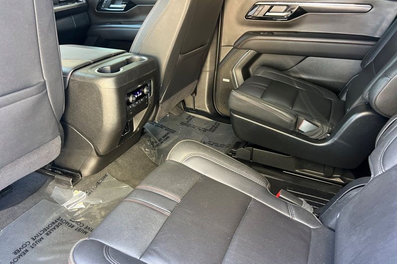 Chevrolet Suburban Vehicle Full-screen Gallery Image 14