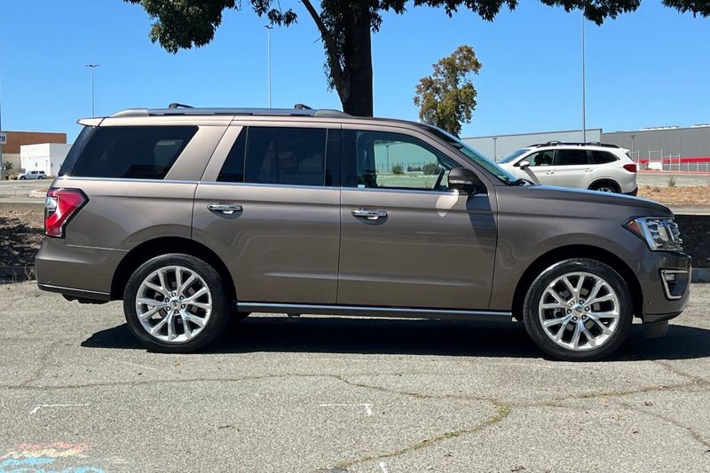Ford Expedition Vehicle Full-screen Gallery Image 02