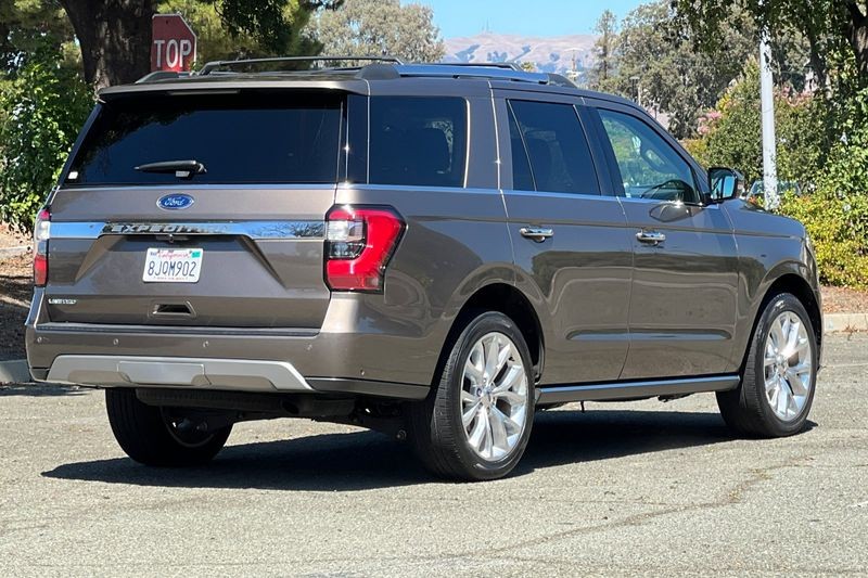 Ford Expedition Vehicle Full-screen Gallery Image 03
