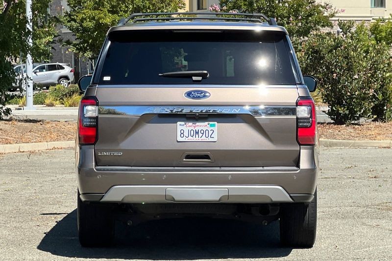 Ford Expedition Vehicle Full-screen Gallery Image 04