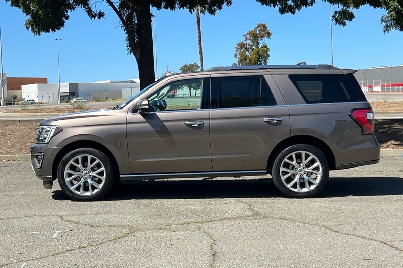 Ford Expedition Vehicle Full-screen Gallery Image 07