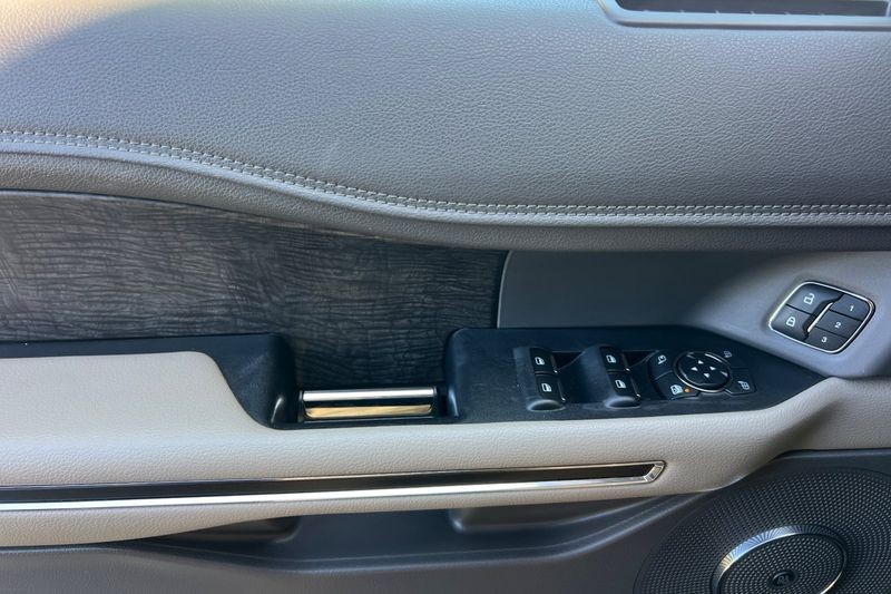 Ford Expedition Vehicle Full-screen Gallery Image 11