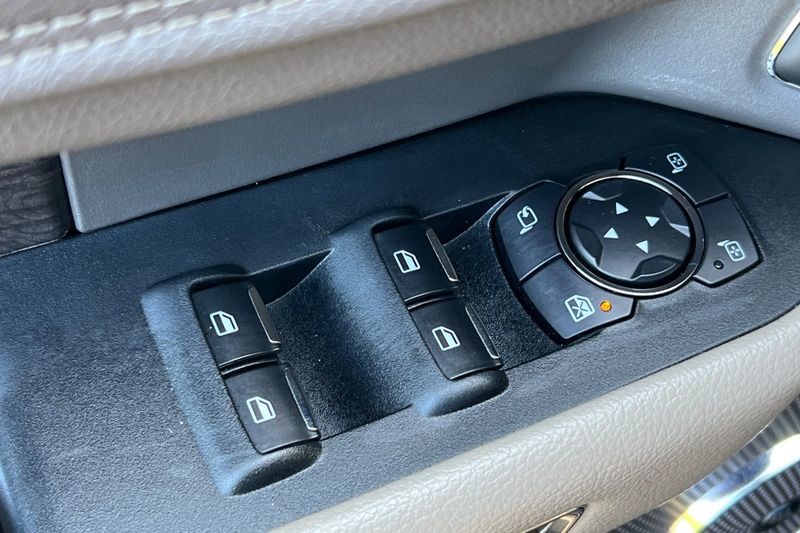Ford Expedition Vehicle Full-screen Gallery Image 12