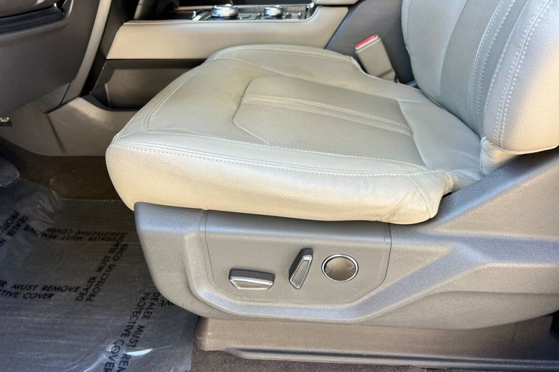 Ford Expedition Vehicle Full-screen Gallery Image 13