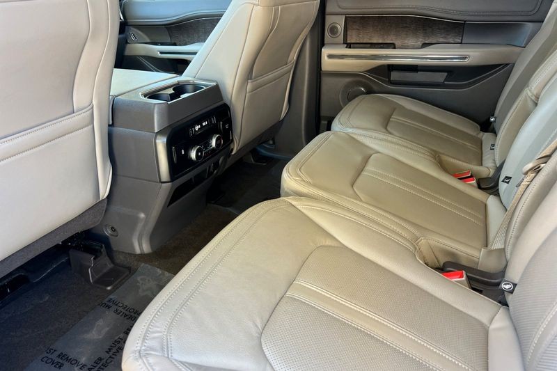 Ford Expedition Vehicle Full-screen Gallery Image 14