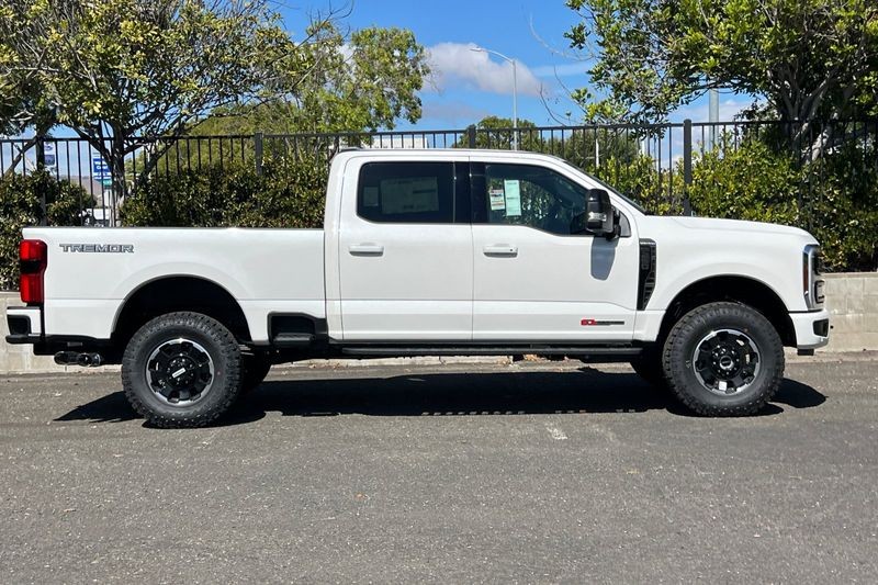 Ford F-250SD Vehicle Full-screen Gallery Image 02