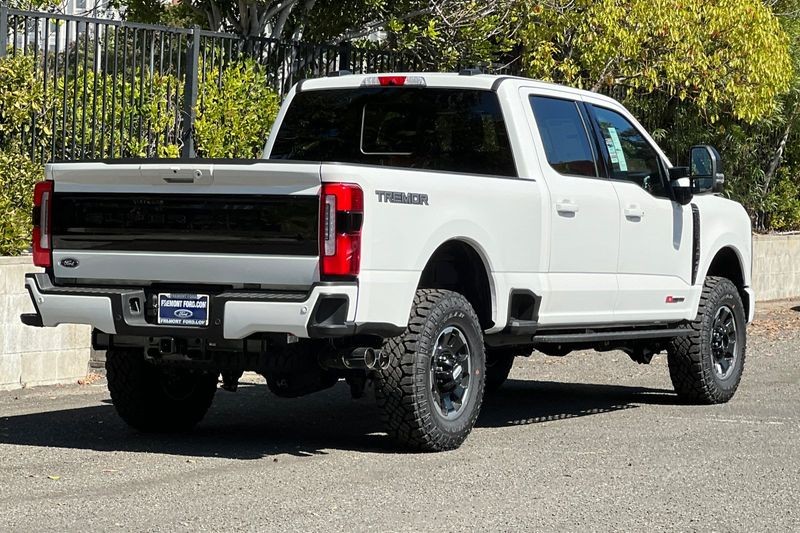 Ford F-250SD Vehicle Full-screen Gallery Image 03