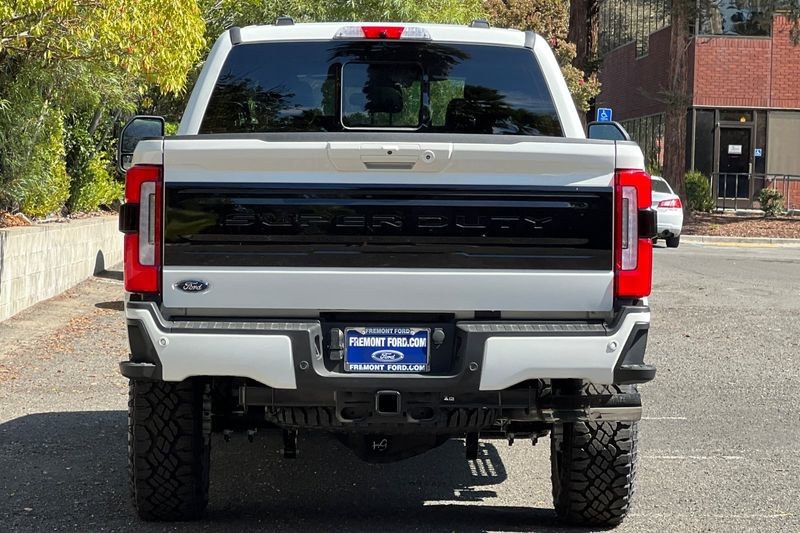 Ford F-250SD Vehicle Full-screen Gallery Image 04
