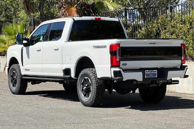 Ford F-250SD Vehicle Full-screen Gallery Image 05