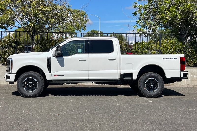 Ford F-250SD Vehicle Full-screen Gallery Image 06