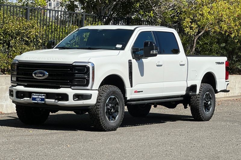 Ford F-250SD Vehicle Full-screen Gallery Image 07