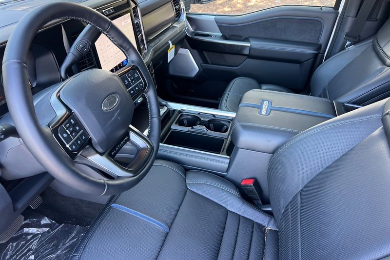 Ford F-250SD Vehicle Full-screen Gallery Image 09