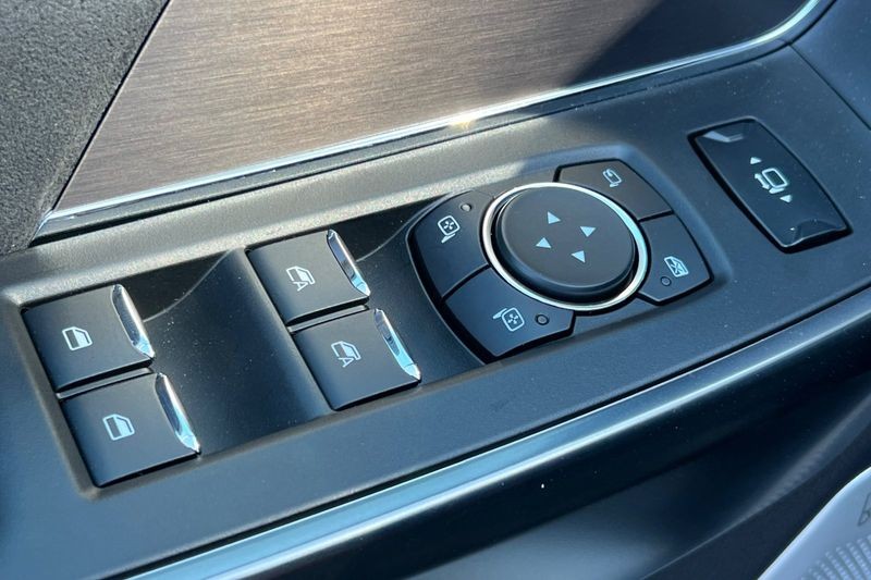 Ford F-250SD Vehicle Full-screen Gallery Image 11