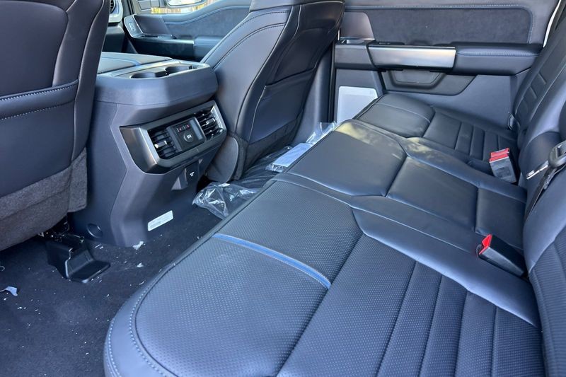 Ford F-250SD Vehicle Full-screen Gallery Image 12