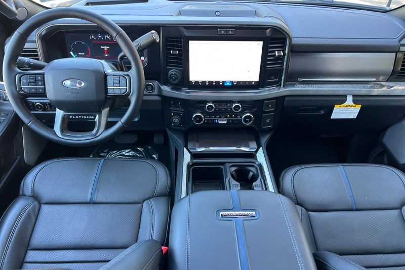 Ford F-250SD Vehicle Full-screen Gallery Image 14