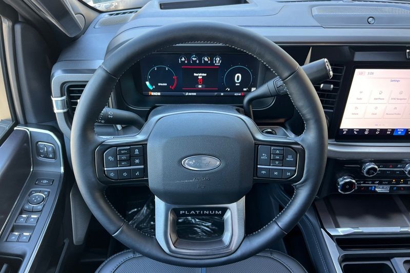 Ford F-250SD Vehicle Full-screen Gallery Image 15