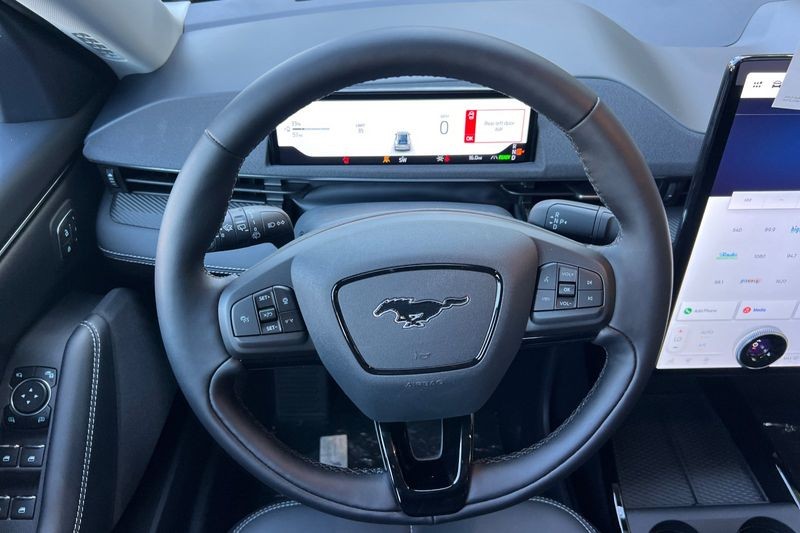 Ford Mustang Mach-E Vehicle Full-screen Gallery Image 15
