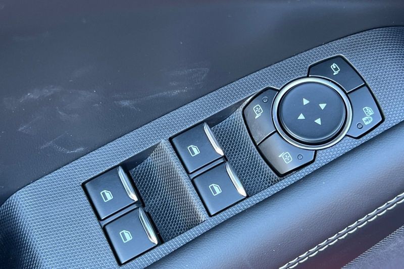 Ford Mustang Mach-E Vehicle Full-screen Gallery Image 11
