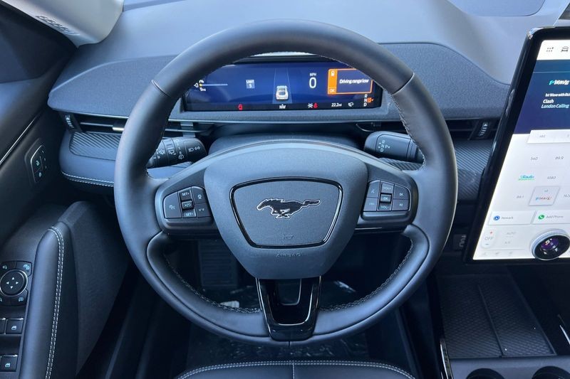 Ford Mustang Mach-E Vehicle Full-screen Gallery Image 15