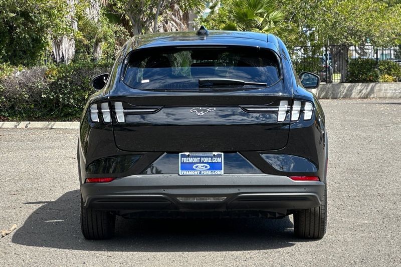 Ford Mustang Mach-E Vehicle Full-screen Gallery Image 04
