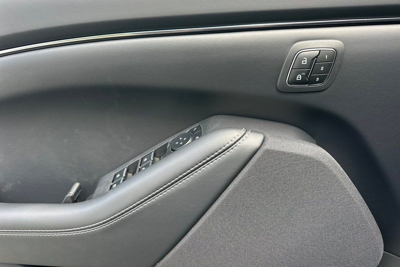 Ford Mustang Mach-E Vehicle Full-screen Gallery Image 10