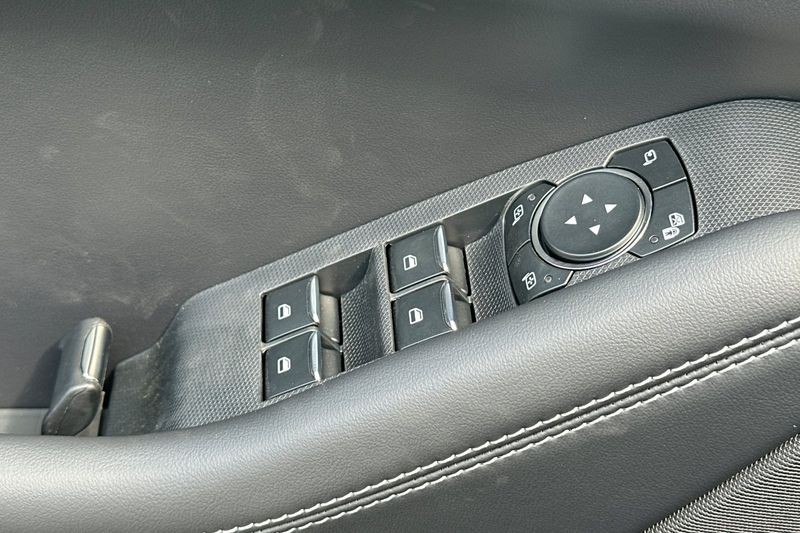 Ford Mustang Mach-E Vehicle Full-screen Gallery Image 11