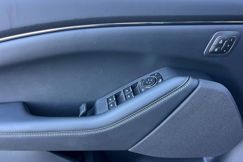 Ford Mustang Mach-E Vehicle Full-screen Gallery Image 10