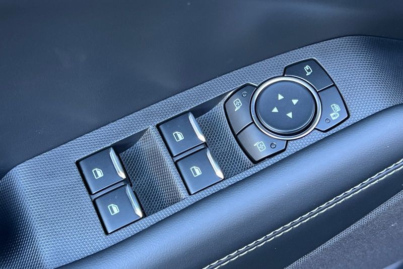 Ford Mustang Mach-E Vehicle Full-screen Gallery Image 11
