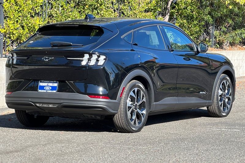 Ford Mustang Mach-E Vehicle Full-screen Gallery Image 03