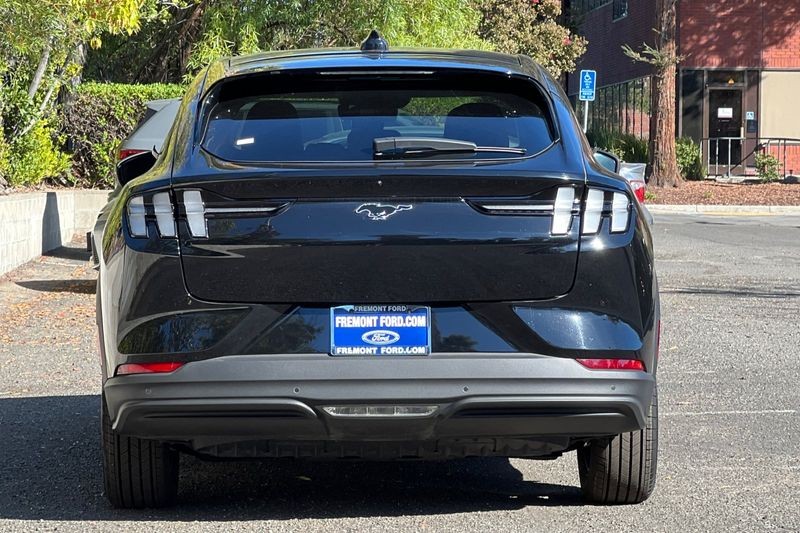 Ford Mustang Mach-E Vehicle Full-screen Gallery Image 04