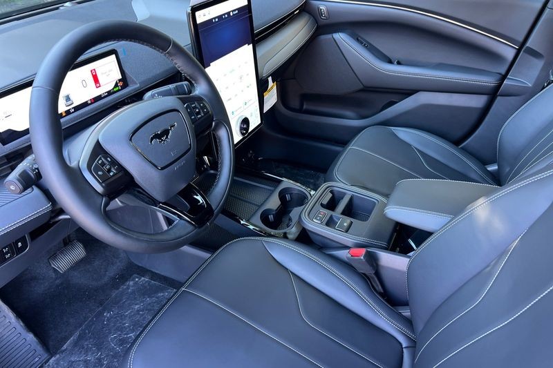 Ford Mustang Mach-E Vehicle Full-screen Gallery Image 09