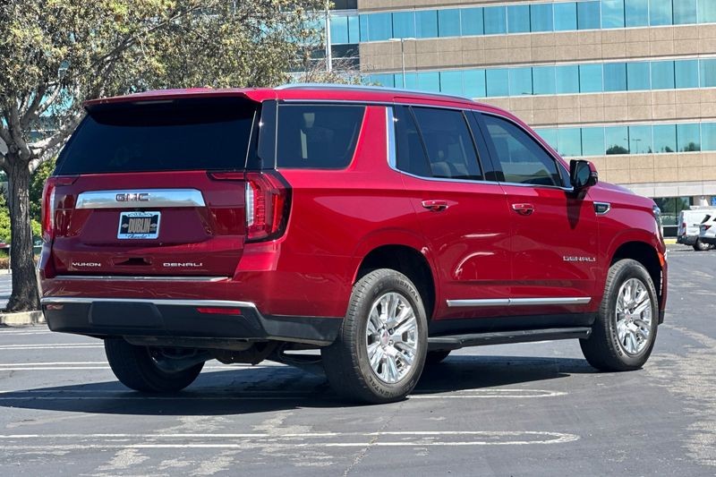 GMC Yukon Vehicle Full-screen Gallery Image 03