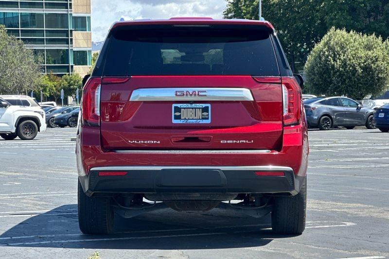 GMC Yukon Vehicle Full-screen Gallery Image 04