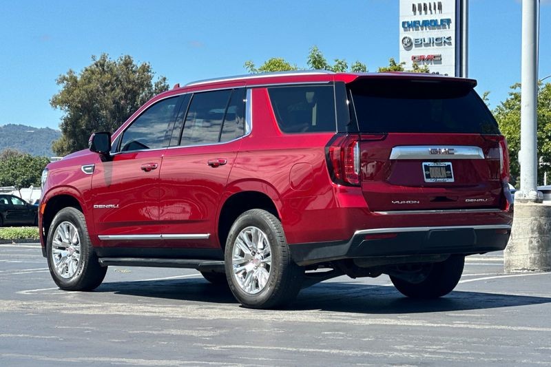 GMC Yukon Vehicle Full-screen Gallery Image 05