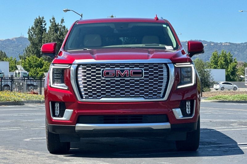 GMC Yukon Vehicle Full-screen Gallery Image 08
