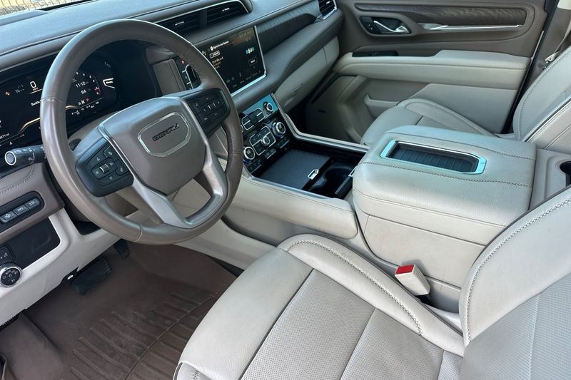 GMC Yukon Vehicle Full-screen Gallery Image 09