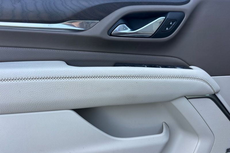 GMC Yukon Vehicle Full-screen Gallery Image 10