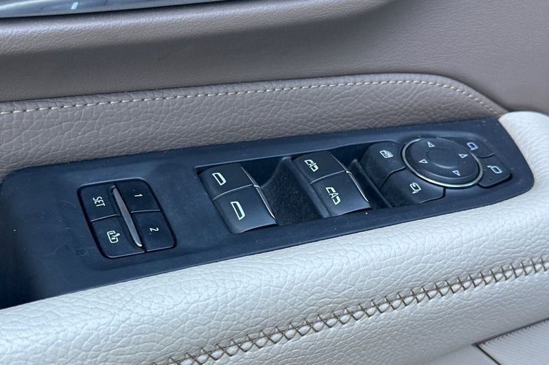 GMC Yukon Vehicle Full-screen Gallery Image 11