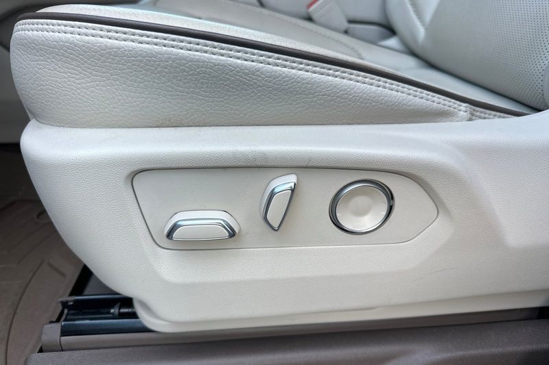 GMC Yukon Vehicle Full-screen Gallery Image 12