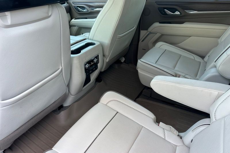 GMC Yukon Vehicle Full-screen Gallery Image 13