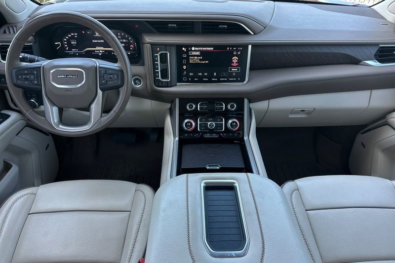 GMC Yukon Vehicle Full-screen Gallery Image 14