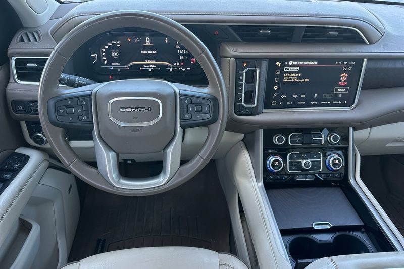 GMC Yukon Vehicle Full-screen Gallery Image 15