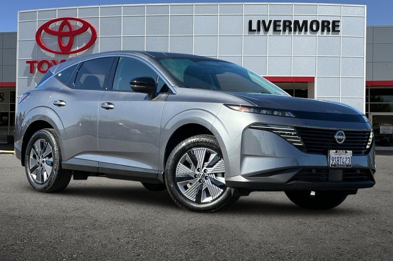 Nissan Murano Vehicle Full-screen Gallery Image 02