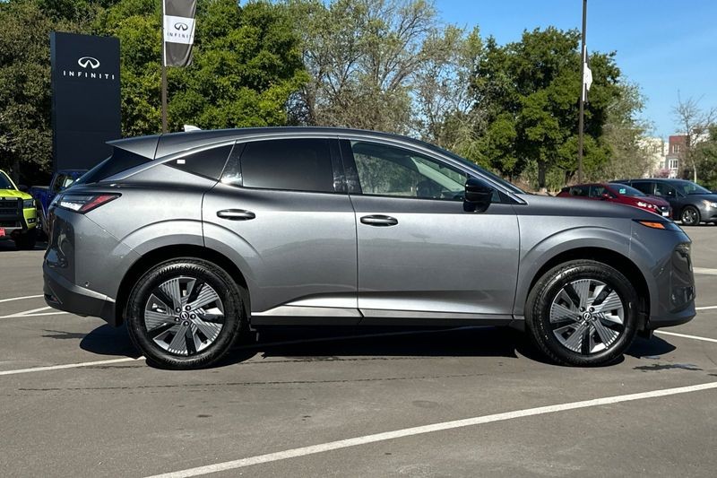 Nissan Murano Vehicle Full-screen Gallery Image 03