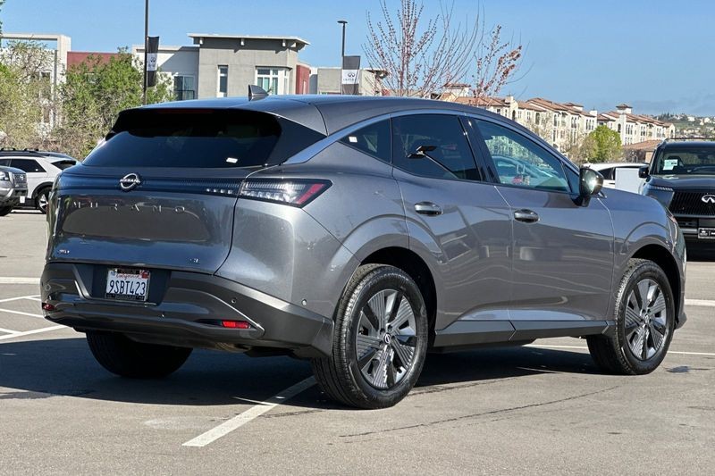 Nissan Murano Vehicle Full-screen Gallery Image 04