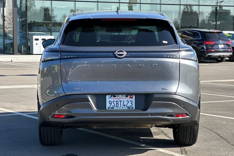 Nissan Murano Vehicle Full-screen Gallery Image 05