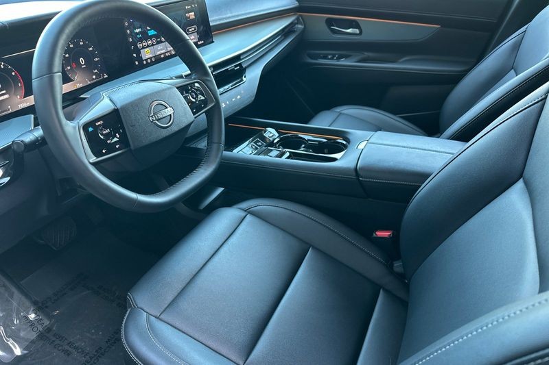 Nissan Murano Vehicle Full-screen Gallery Image 10